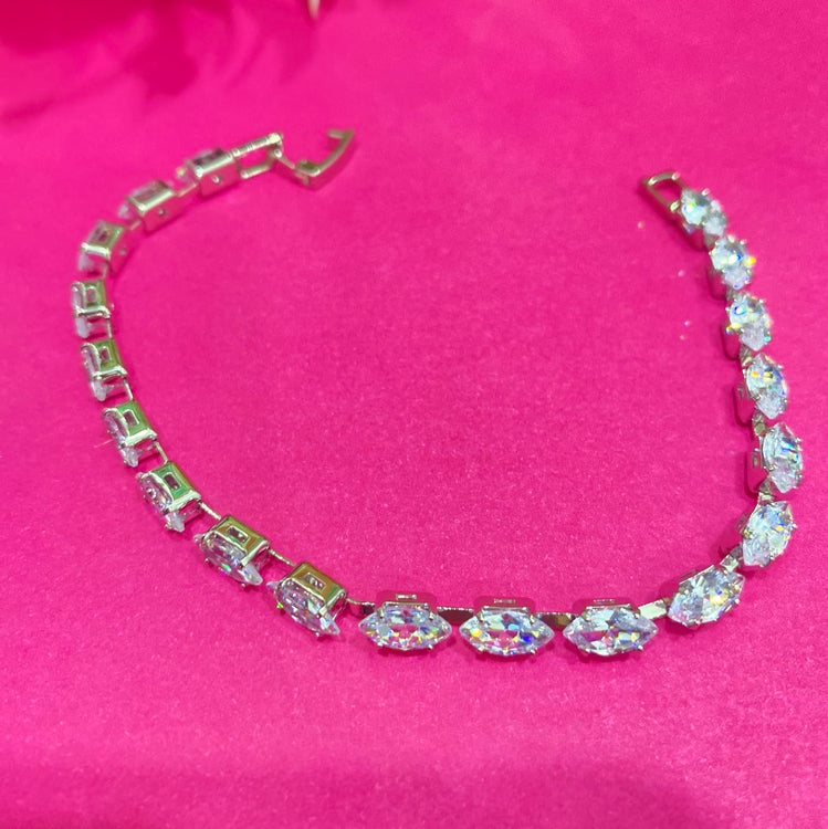Elegant Silver Crystal Tennis Bracelet for Women – Sparkling Statement Jewelry