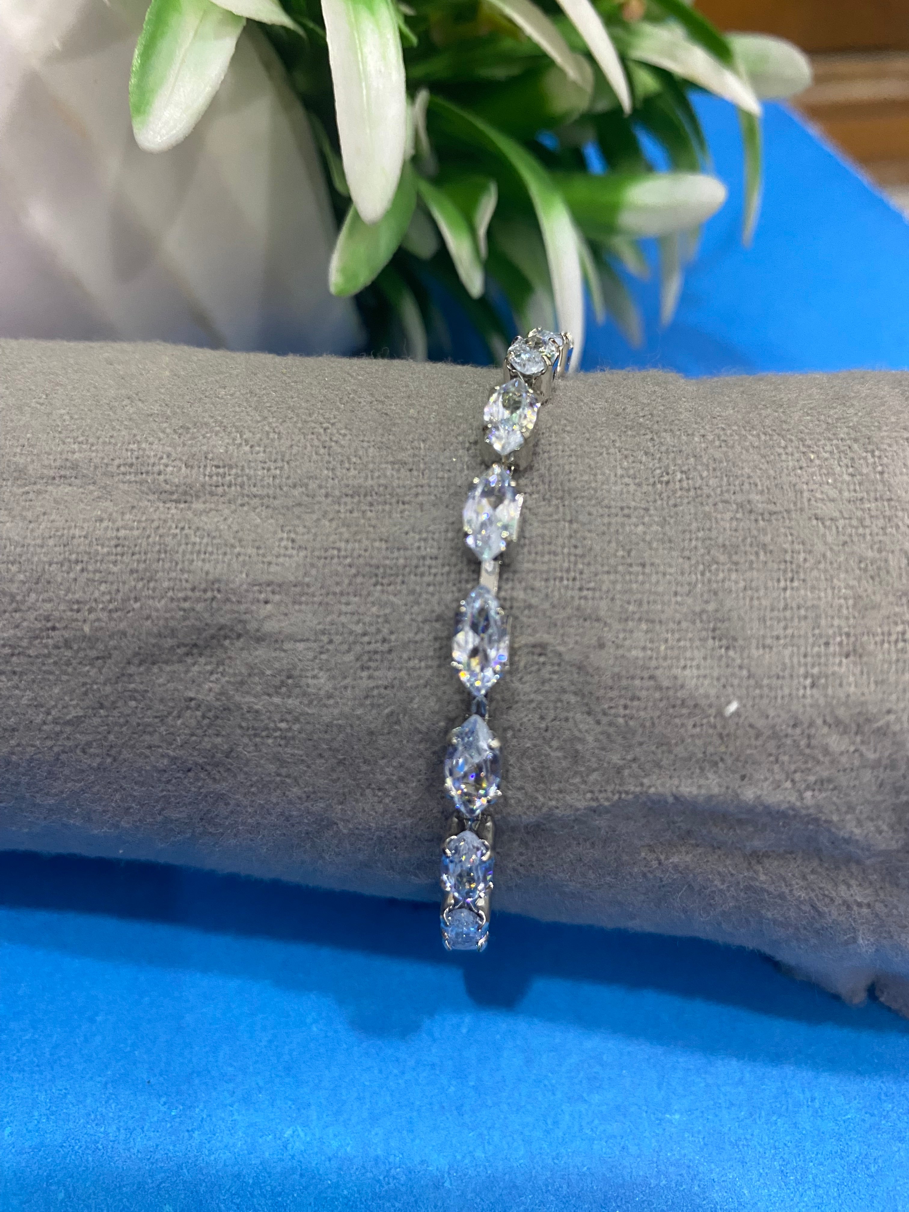 Elegant Silver Crystal Tennis Bracelet for Women – Sparkling Statement Jewelry